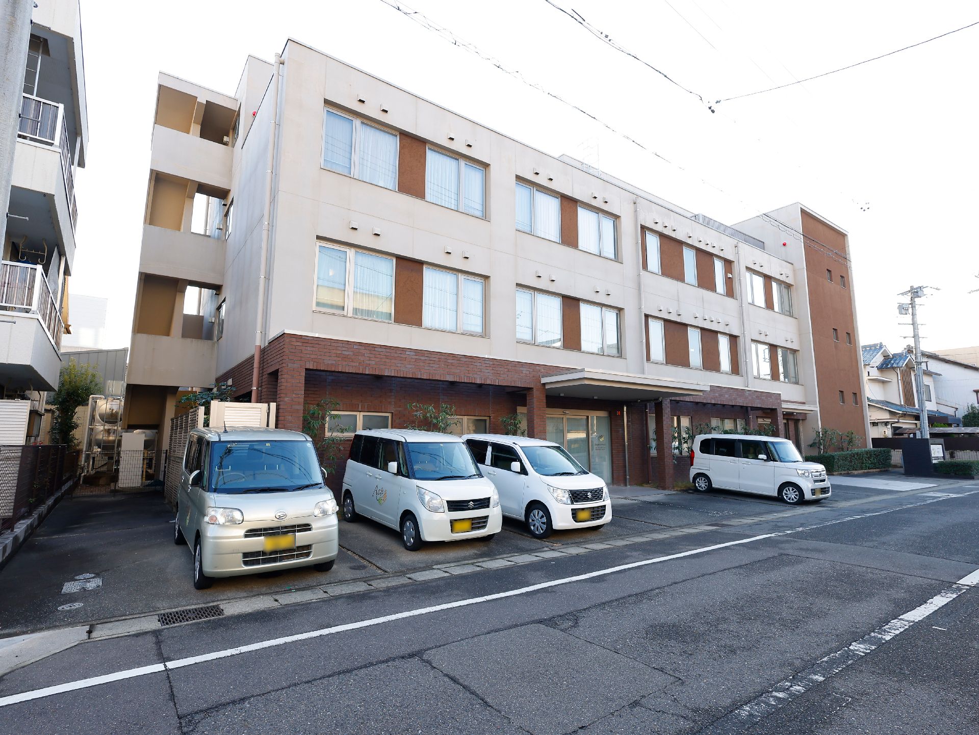 落ち着いた雰囲気が感じられる施設の外観