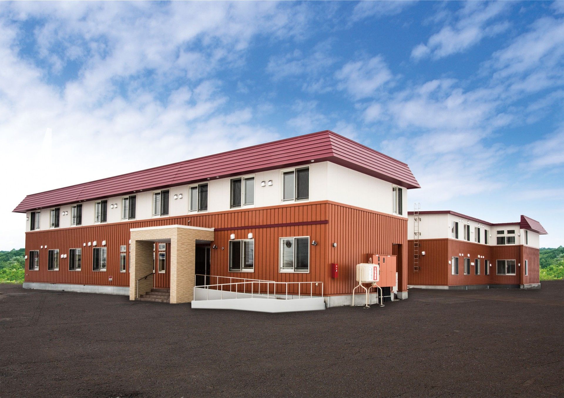 赤い屋根の建物外観