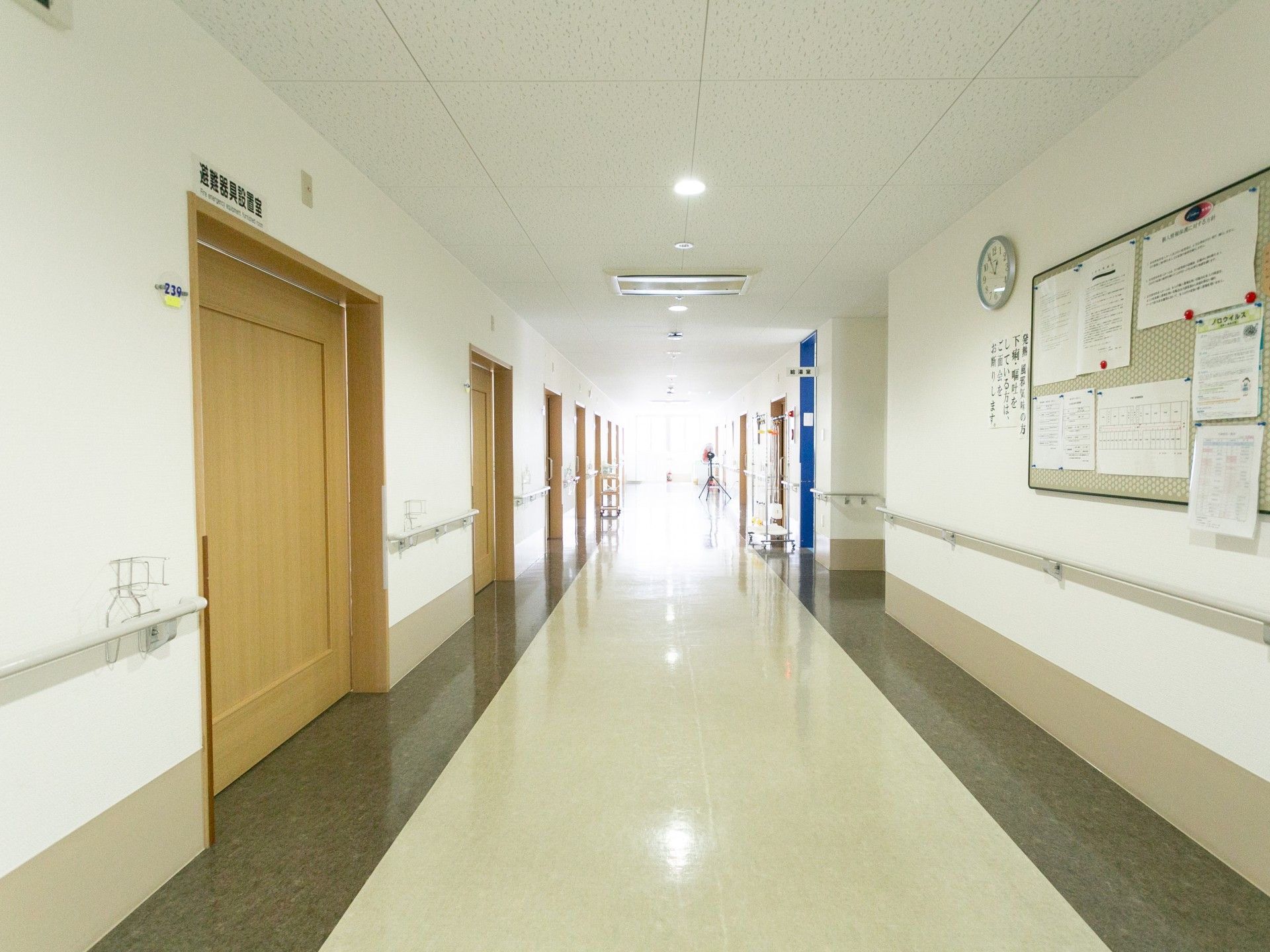 手すりが設置されている廊下
