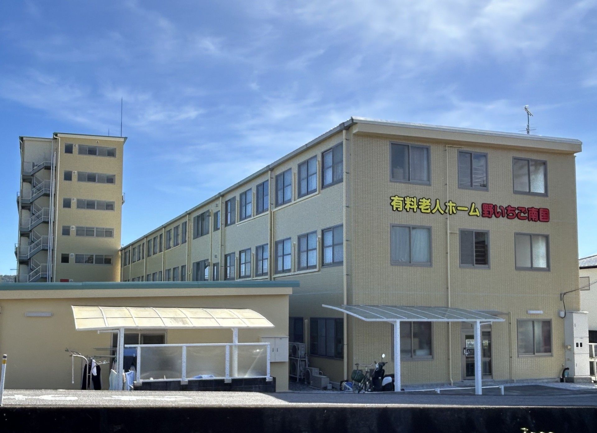 広々とした施設の外観