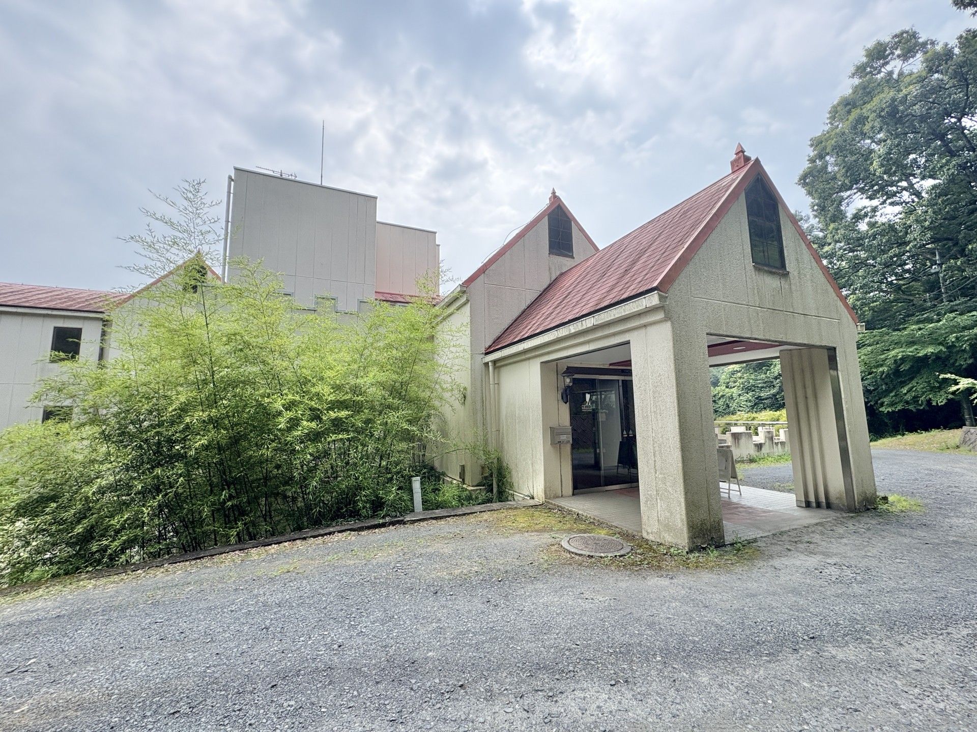 緑に囲まれた建物の外観