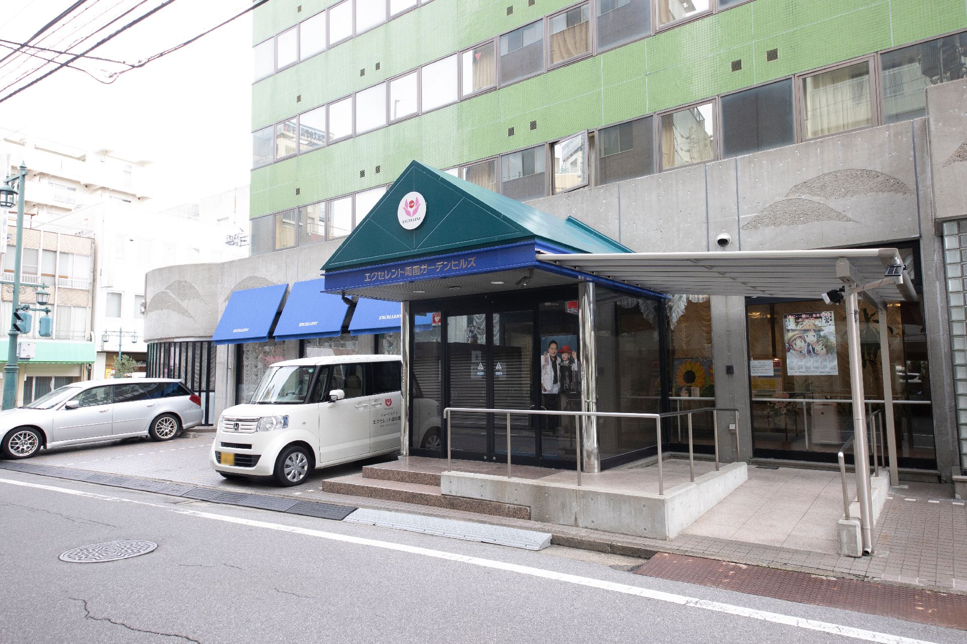 自動ドアと下駄箱が設置されている玄関
