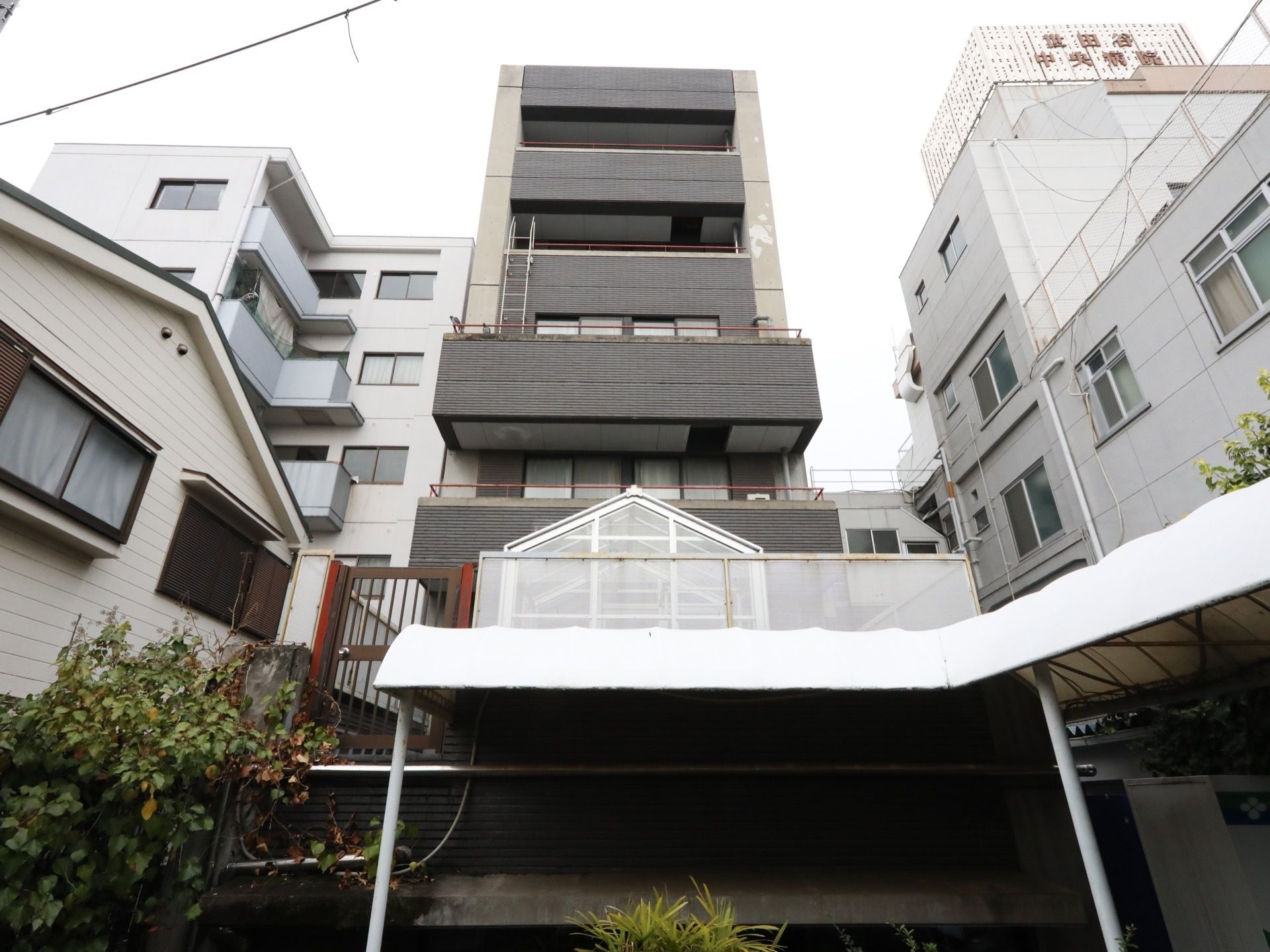 各部屋がバルコニーに面しており、太陽光を室内に取り込めるようなデザイン