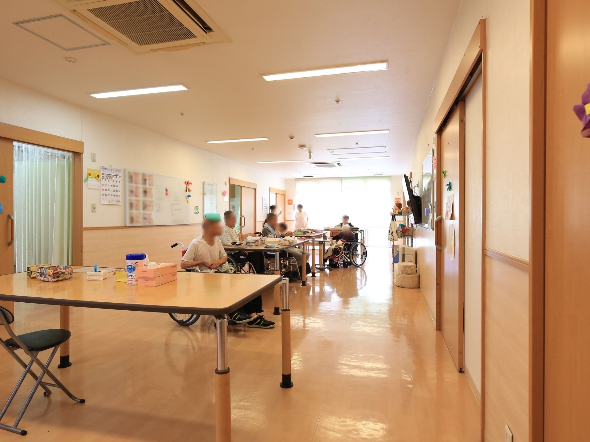 居室の扉はスライド式になっており、大きな取っ手がかかっている。小さな力で安全に開閉することができる。