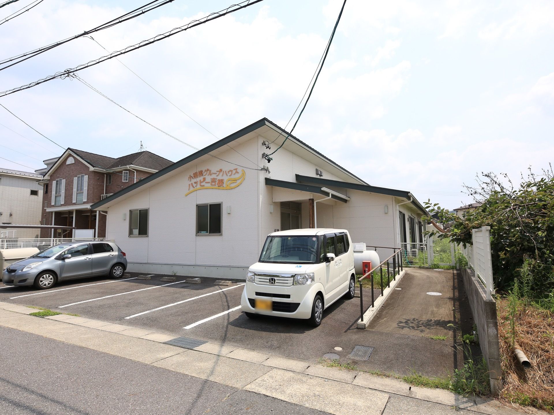 施設の玄関までは、ゆるやかなスロープがある。建物のそばには木々が植えられており、自然に触れながら過ごすことができる。