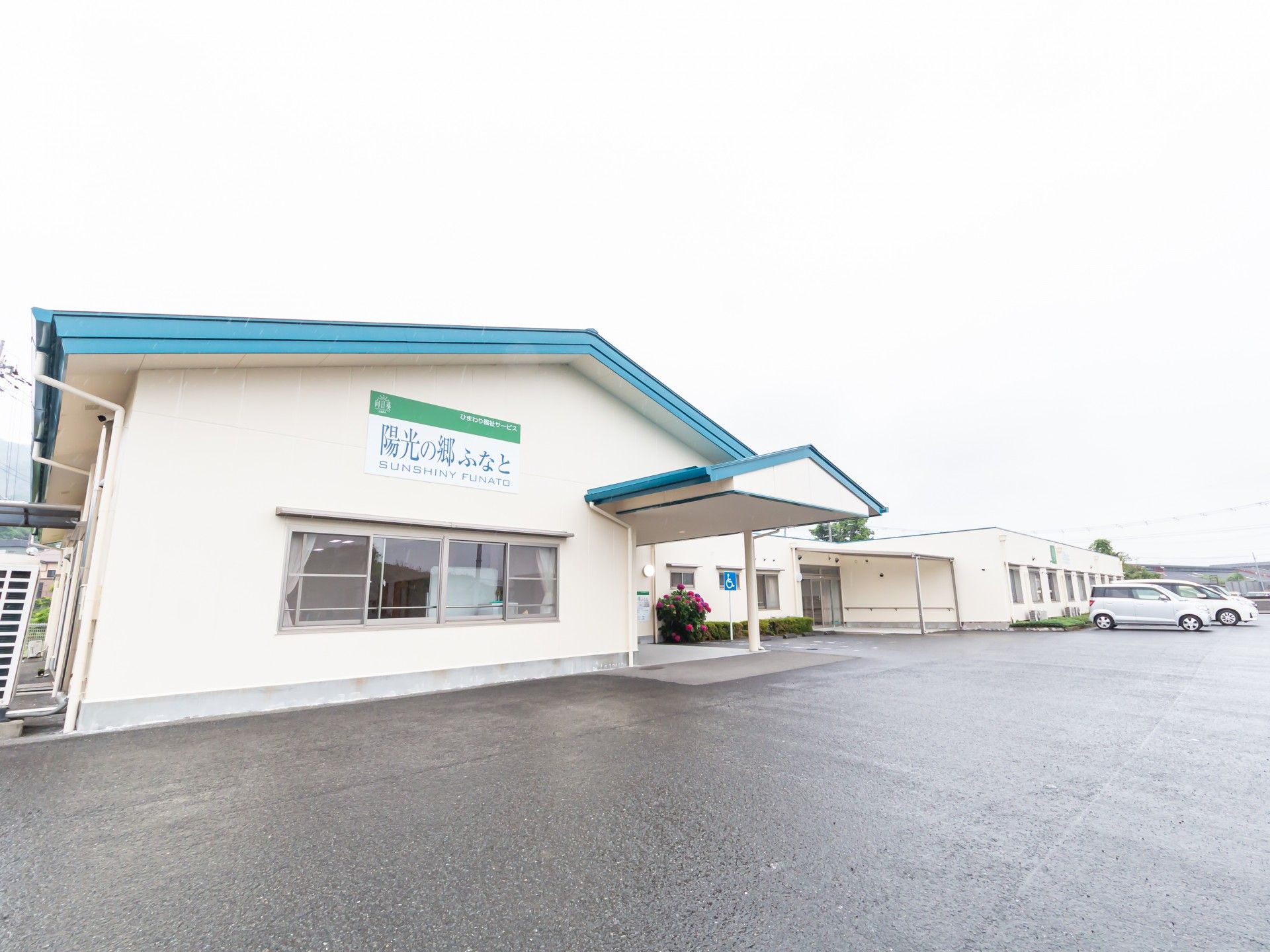 広い駐車場の建物外観