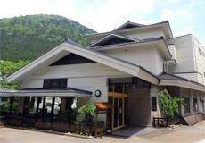 緑に囲まれた建物外観