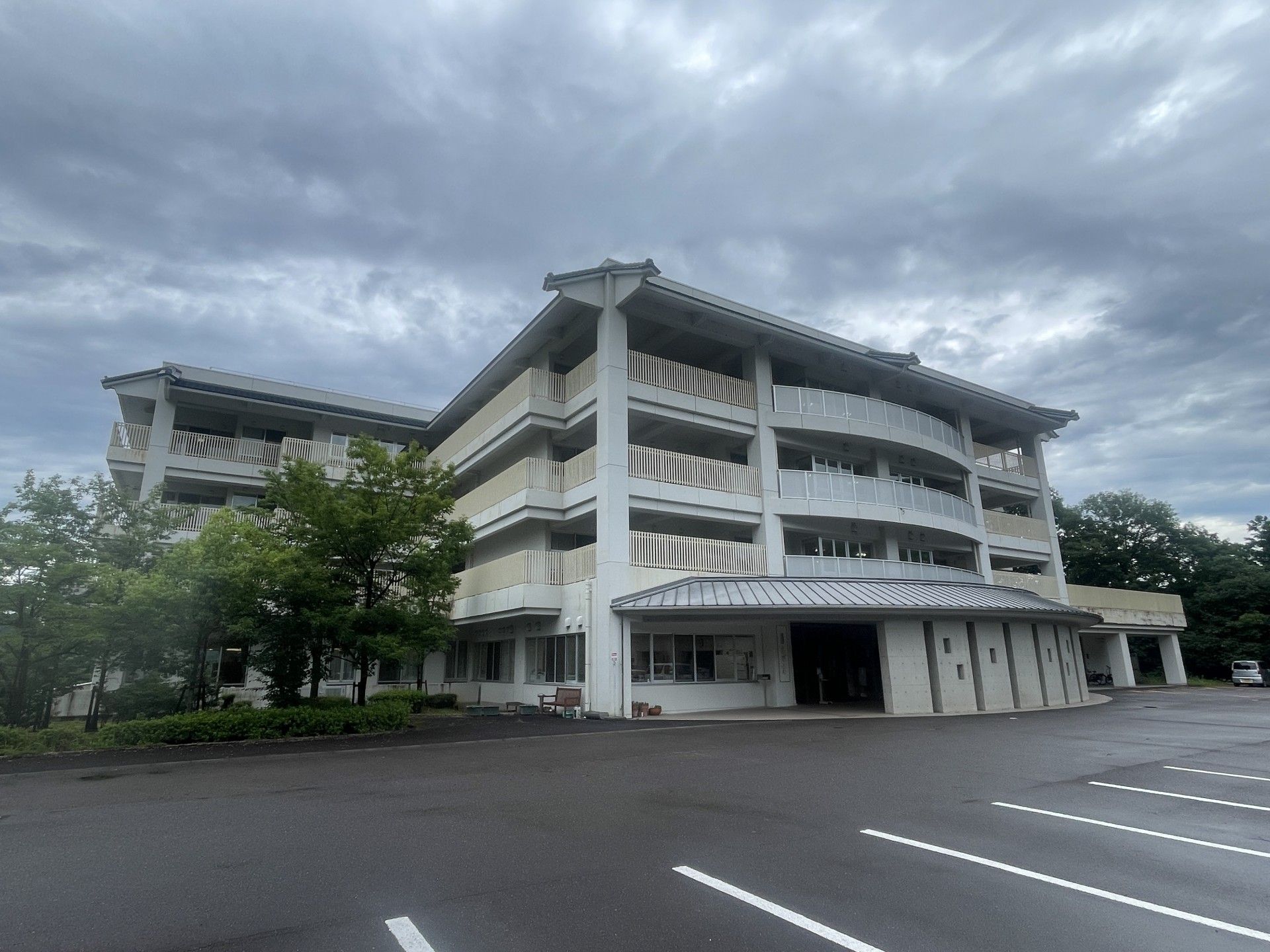 緑に囲まれた建物外観