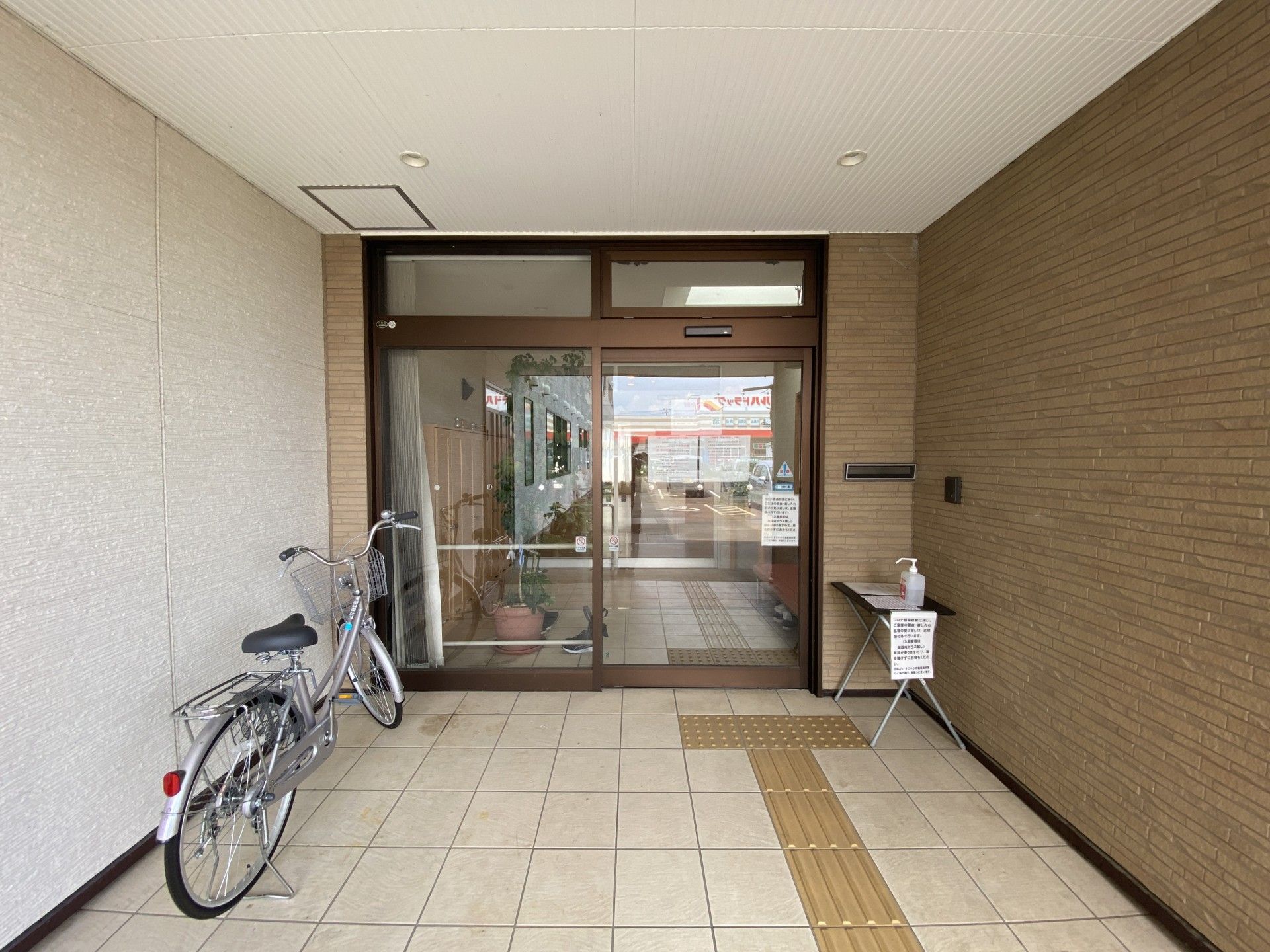 入口付近の明るい廊下