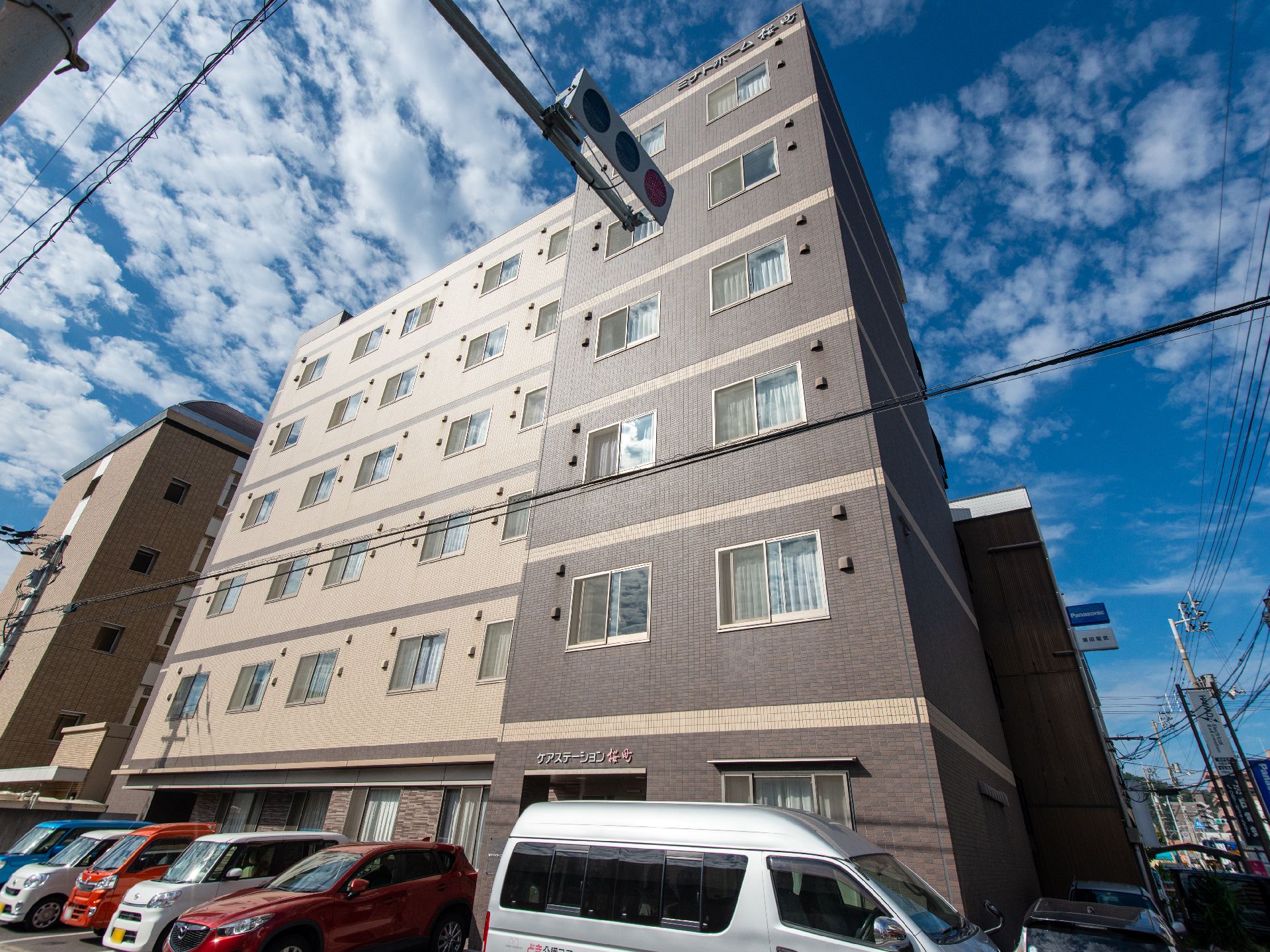 落ち着いた色合いでできた建物の外観