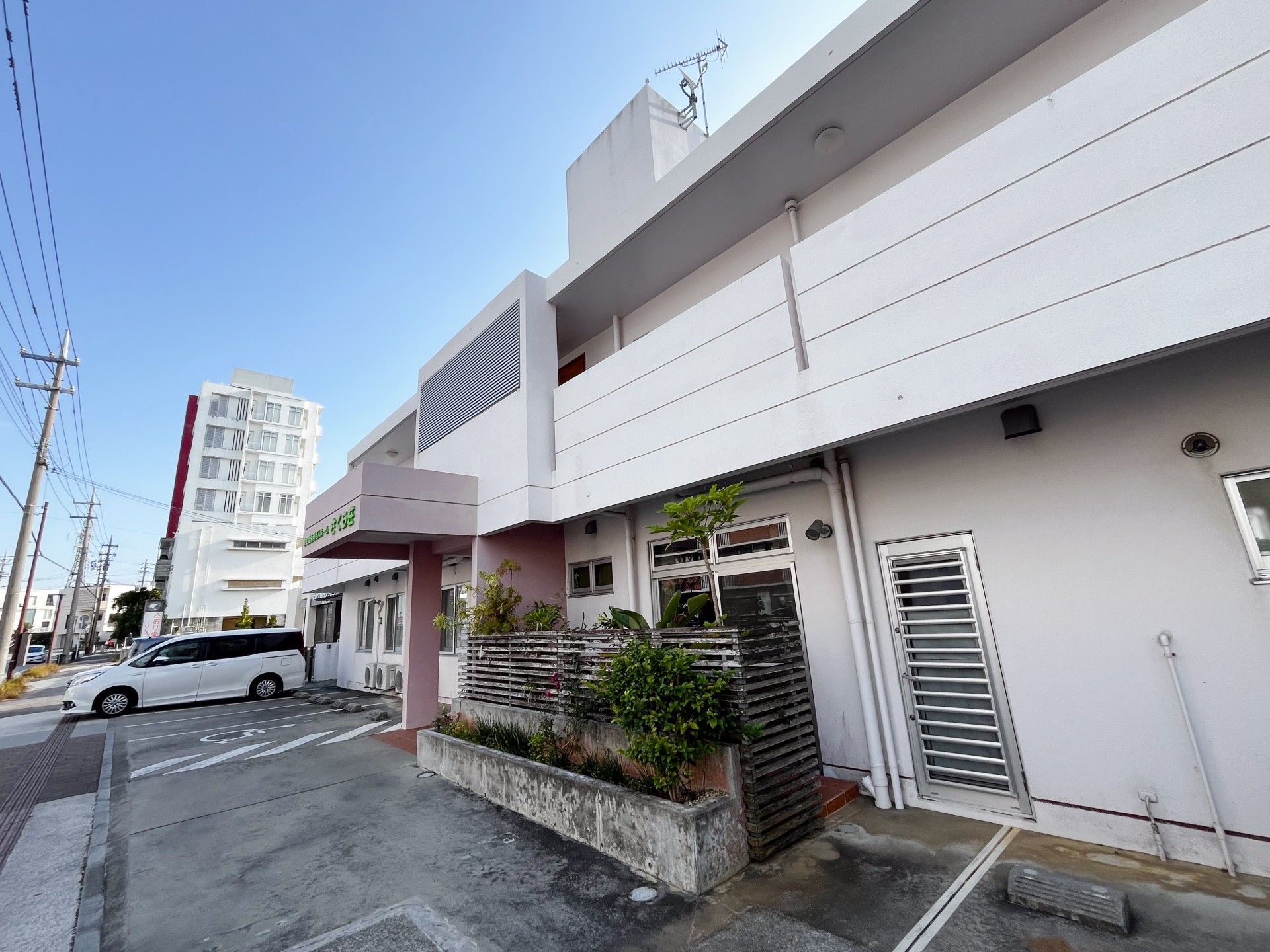 駐車場のある建物外観