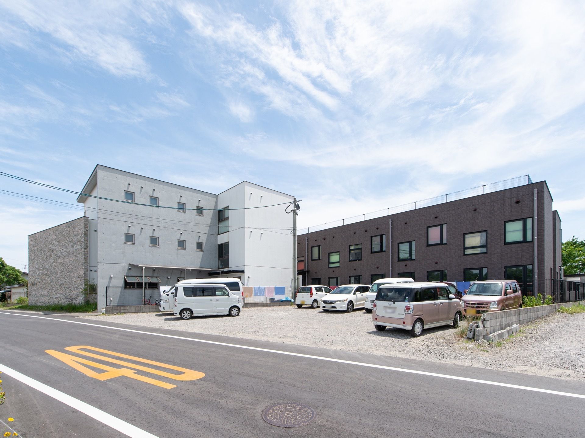 施設は幹線道路沿いに建てられており、建物と隣り合わせに広い駐車場がある。５台以上の車を駐車することができる。