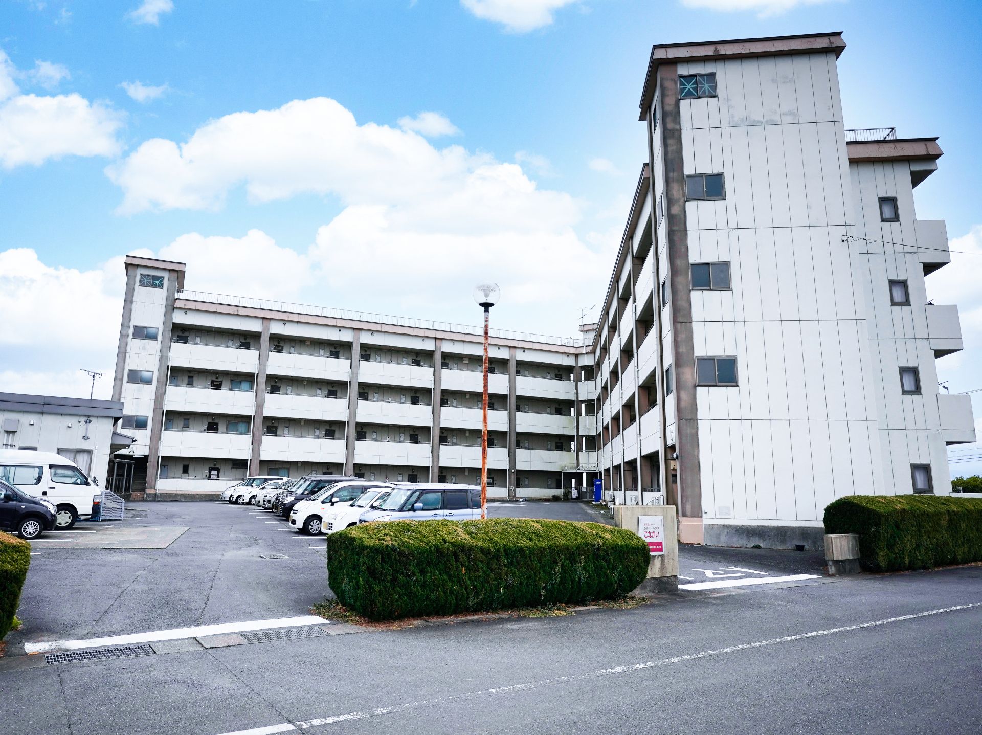 施設の出入り口から見た、施設全体の外観