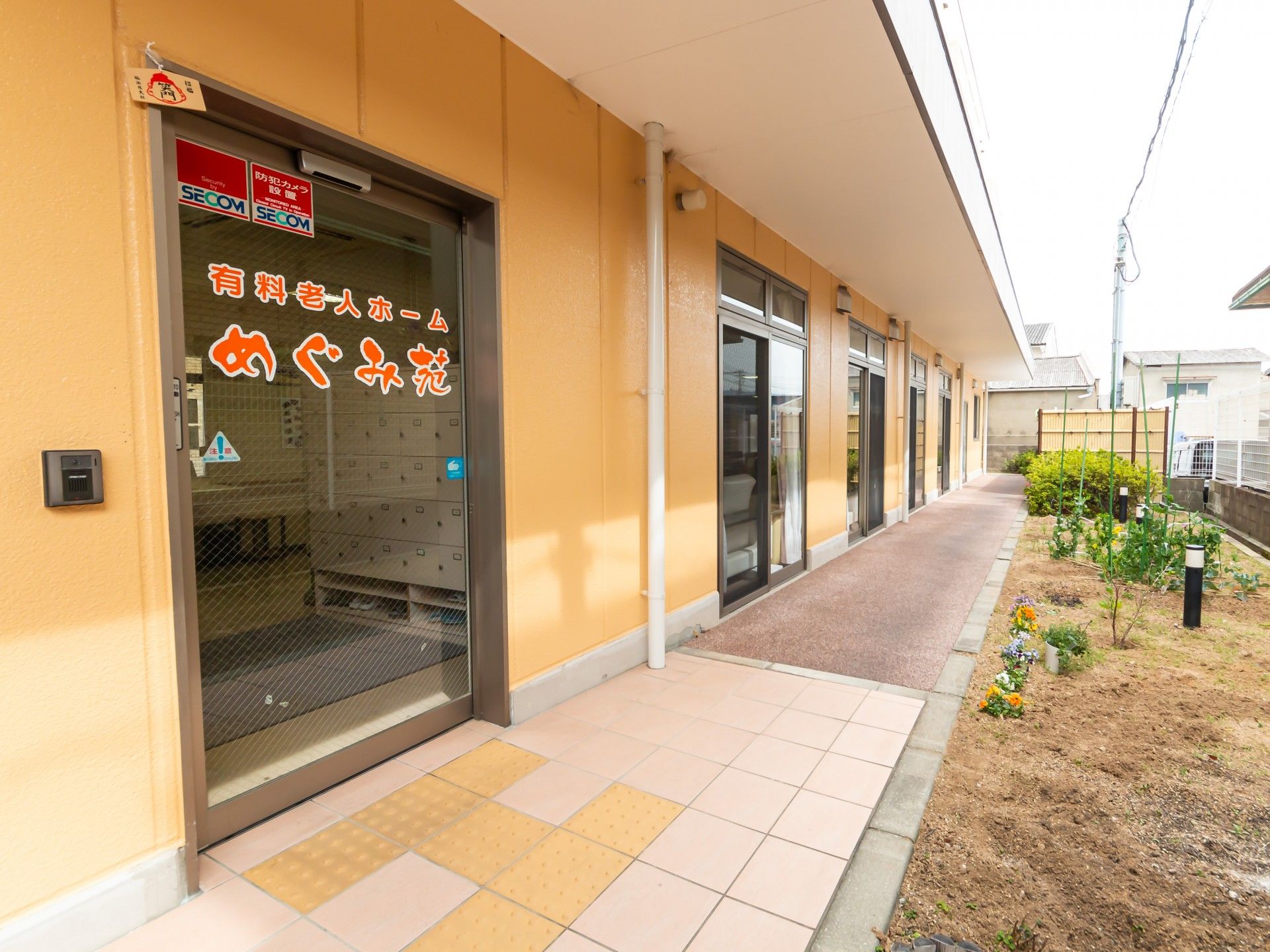 明るい入口と庭園