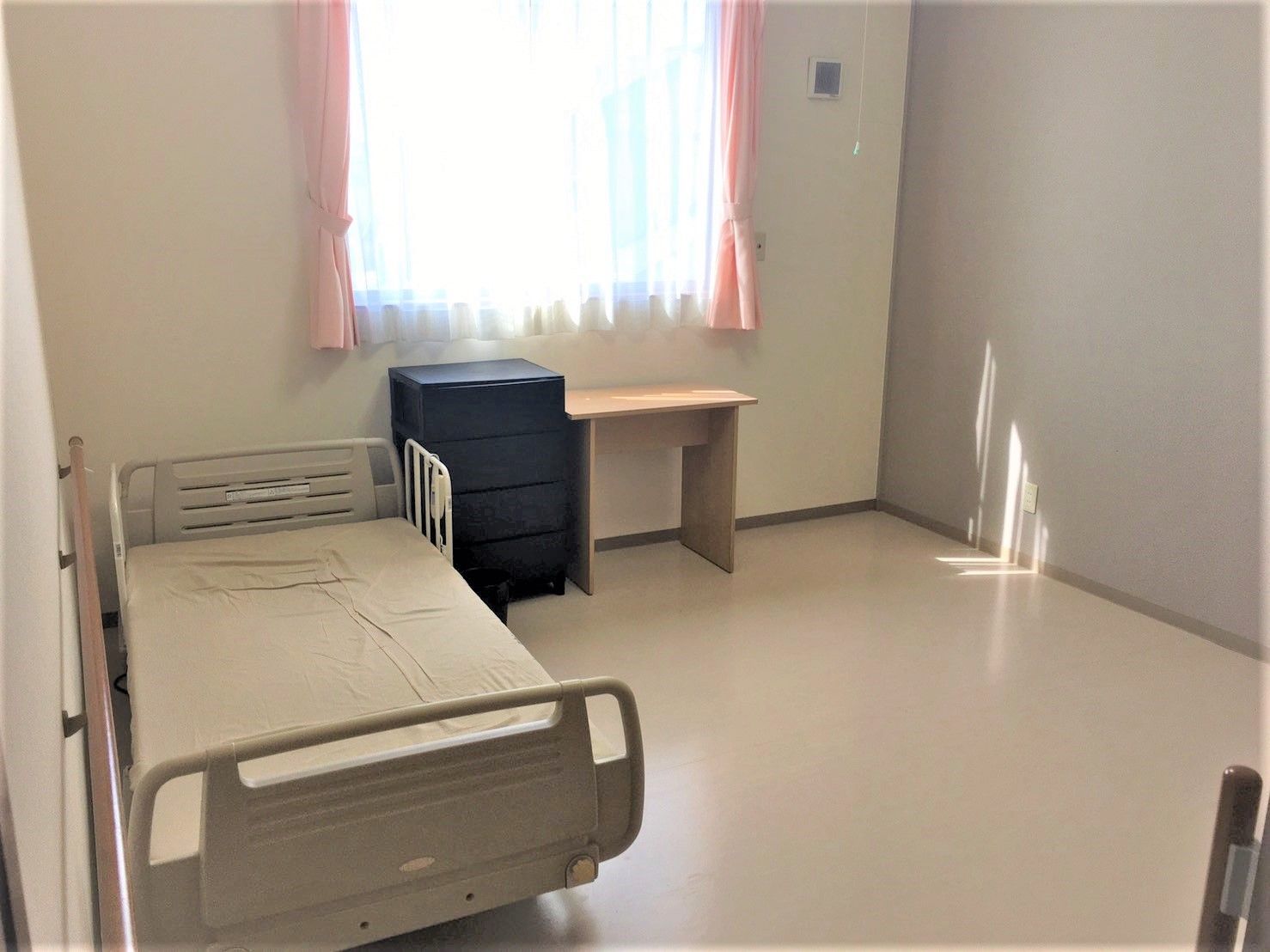食事をしている高齢者夫婦の様子。品数のそろった食事を食べている写真