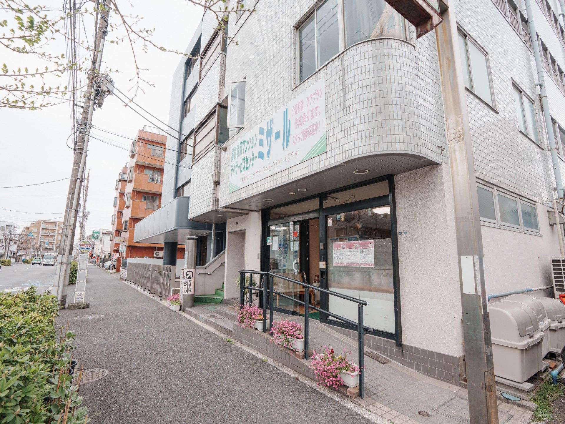 明るいエントランスの施設