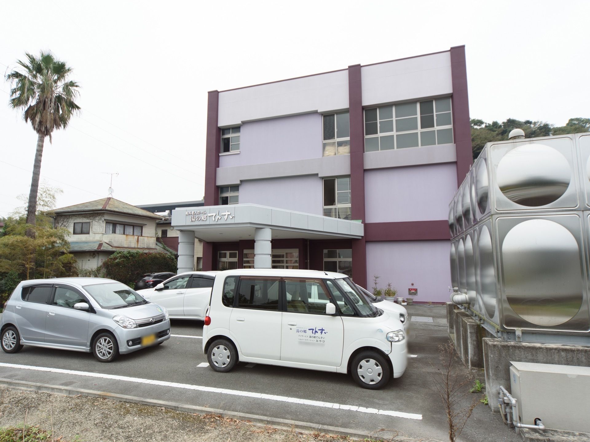 施設は、屋根がフラットな箱型の３階建てである。外壁は２色使いで、エントランスには張出屋根が施されたデザイン性の高い外観になっている。