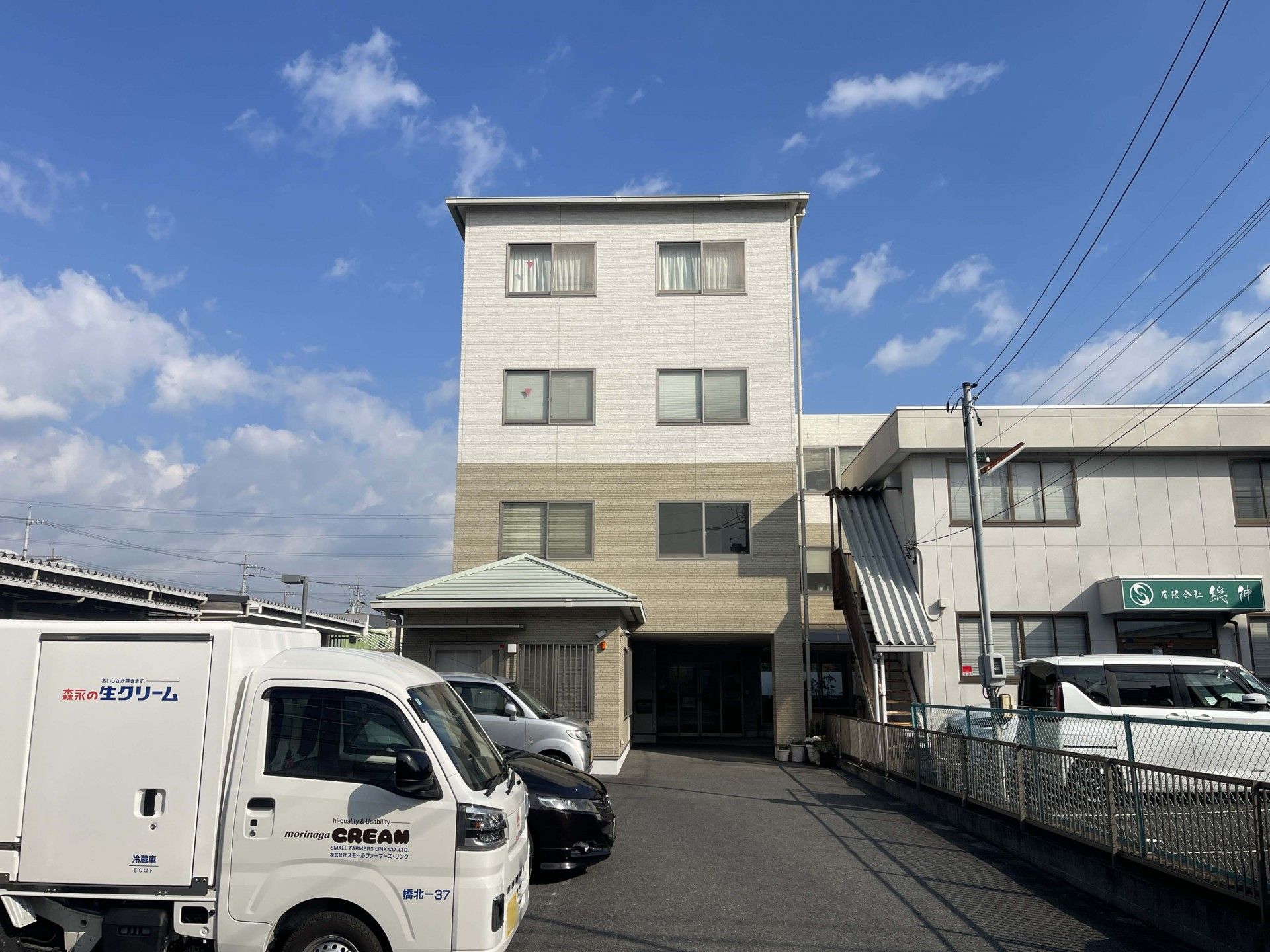 青空の下の建物