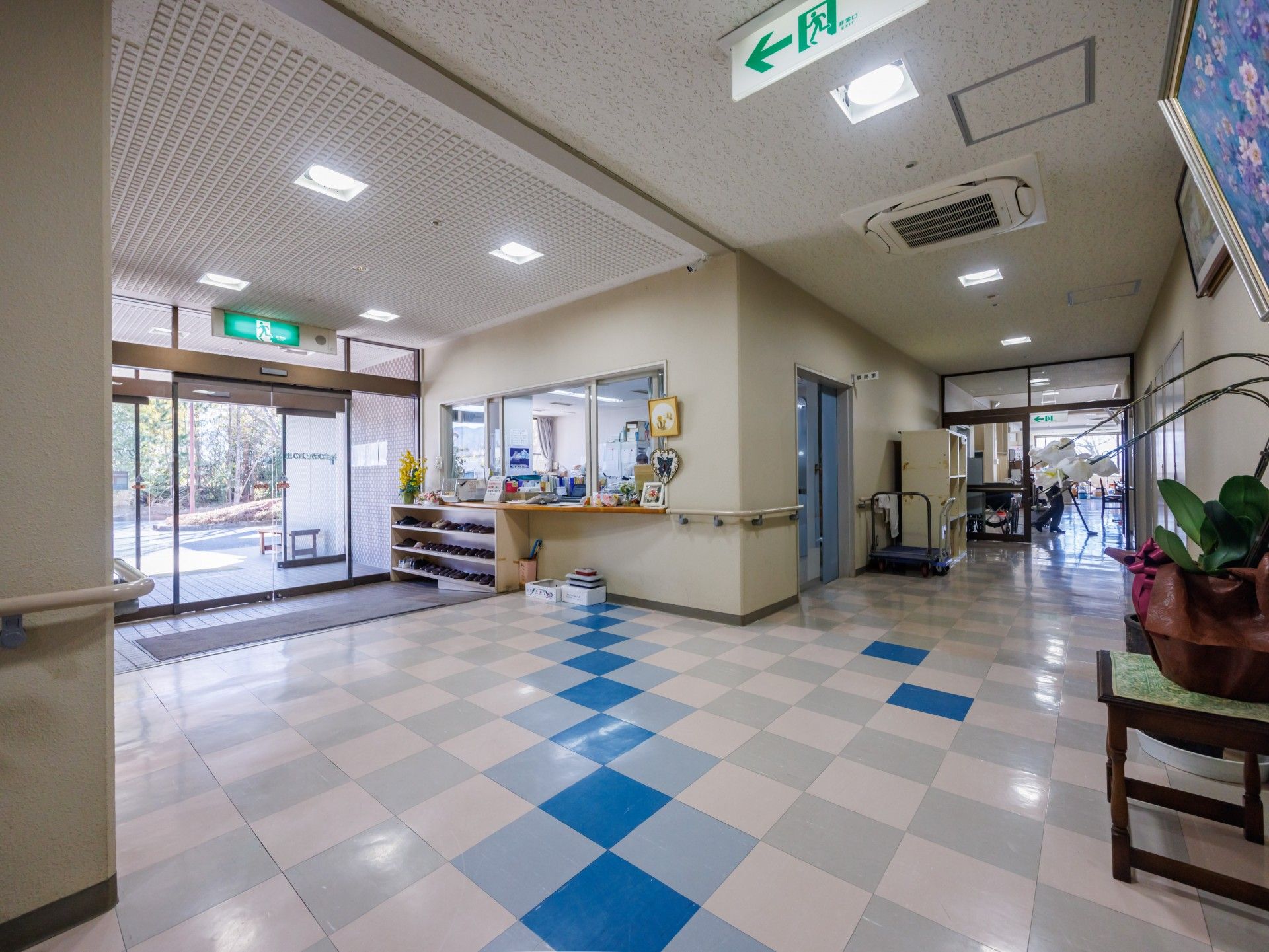 明るいエントランスホール