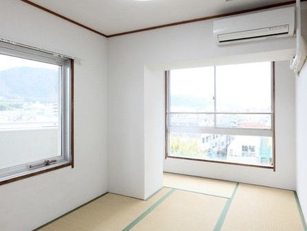 畳が敷かれた和室には大きな窓が二つ付き、エアコンもある。