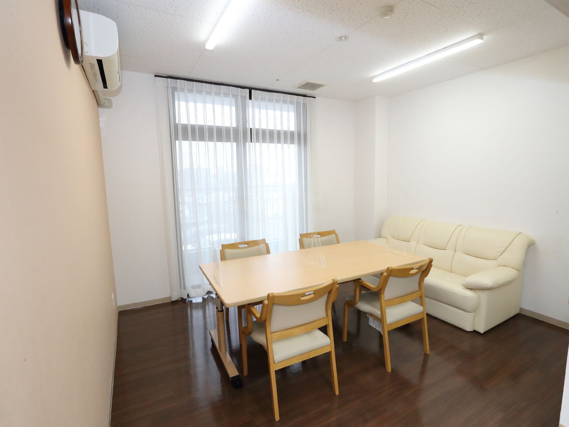 椅子とテーブルが設置されている共有スペース