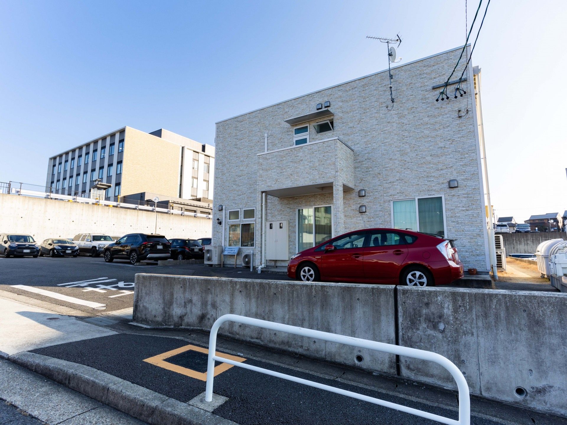 駐車場のある建物外観