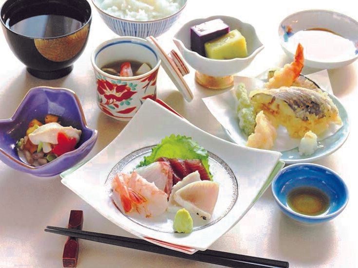 一つひとつこだわった器に盛られた美しい料理の数々。手前には刺身の盛り合わせがある。