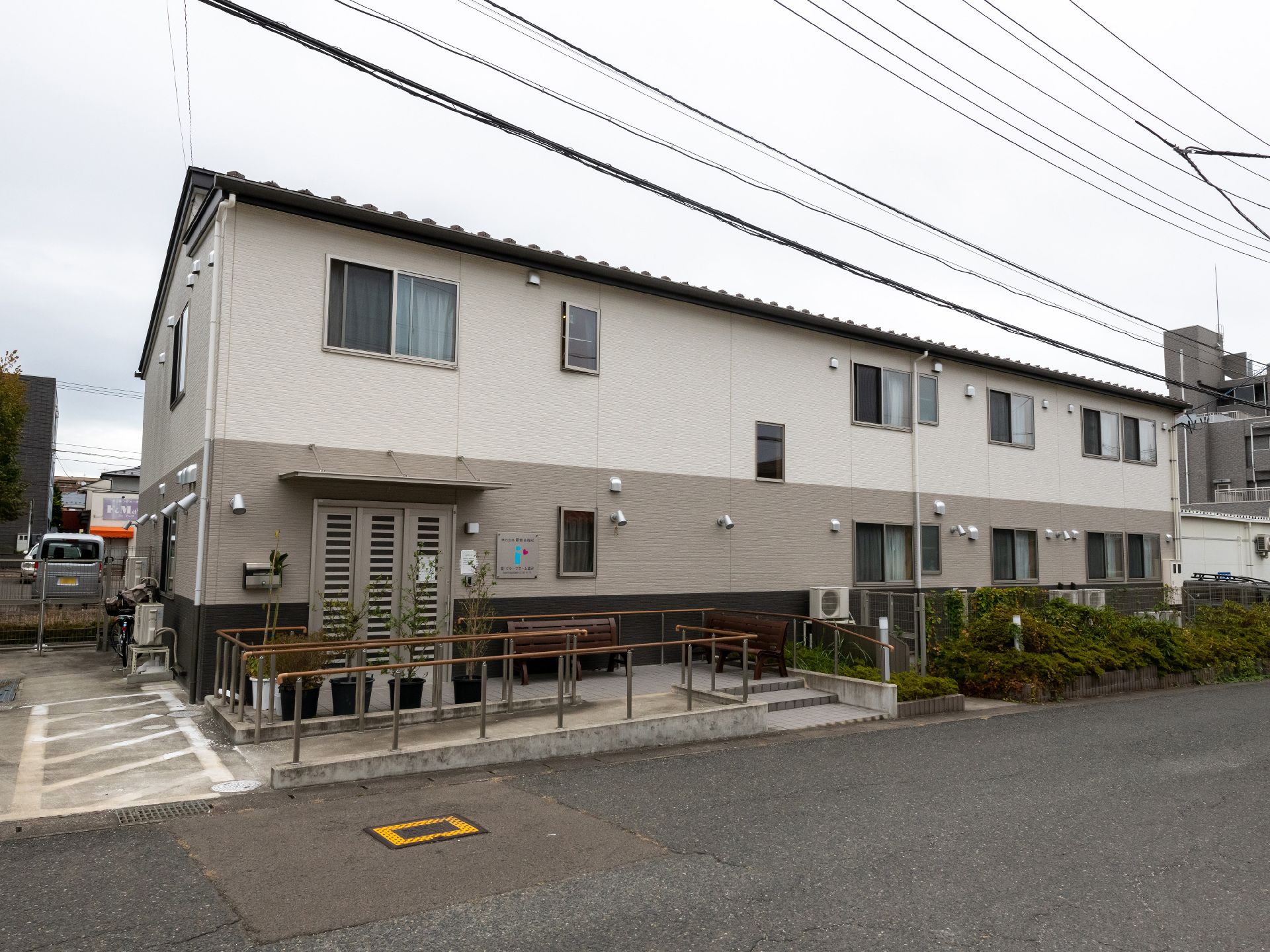 落ち着いた色合いの外観