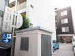 ブラウンを基調とした４階建ての建物である。建物の前方に施設名の看板があり、その下に駐車場と車椅子のマークがある。