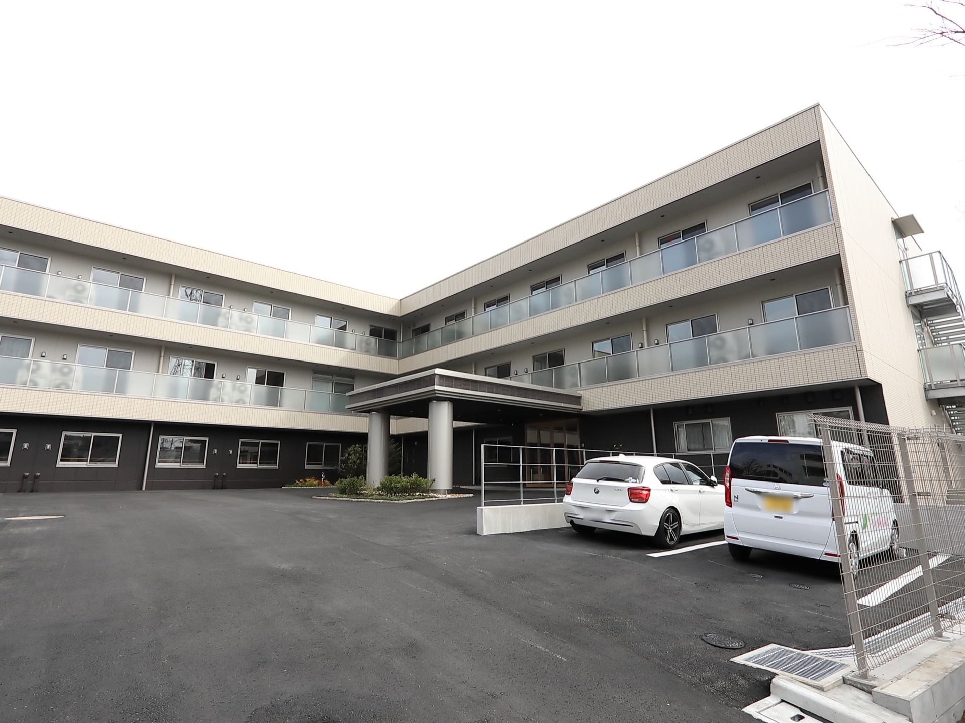 L字型の3階建て施設である。2階と3階にはベランダがついており、プライバシー保護のために半透明の板が設置されている。