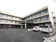 L字型の3階建て施設である。2階と3階にはベランダがついており、プライバシー保護のために半透明の板が設置されている。