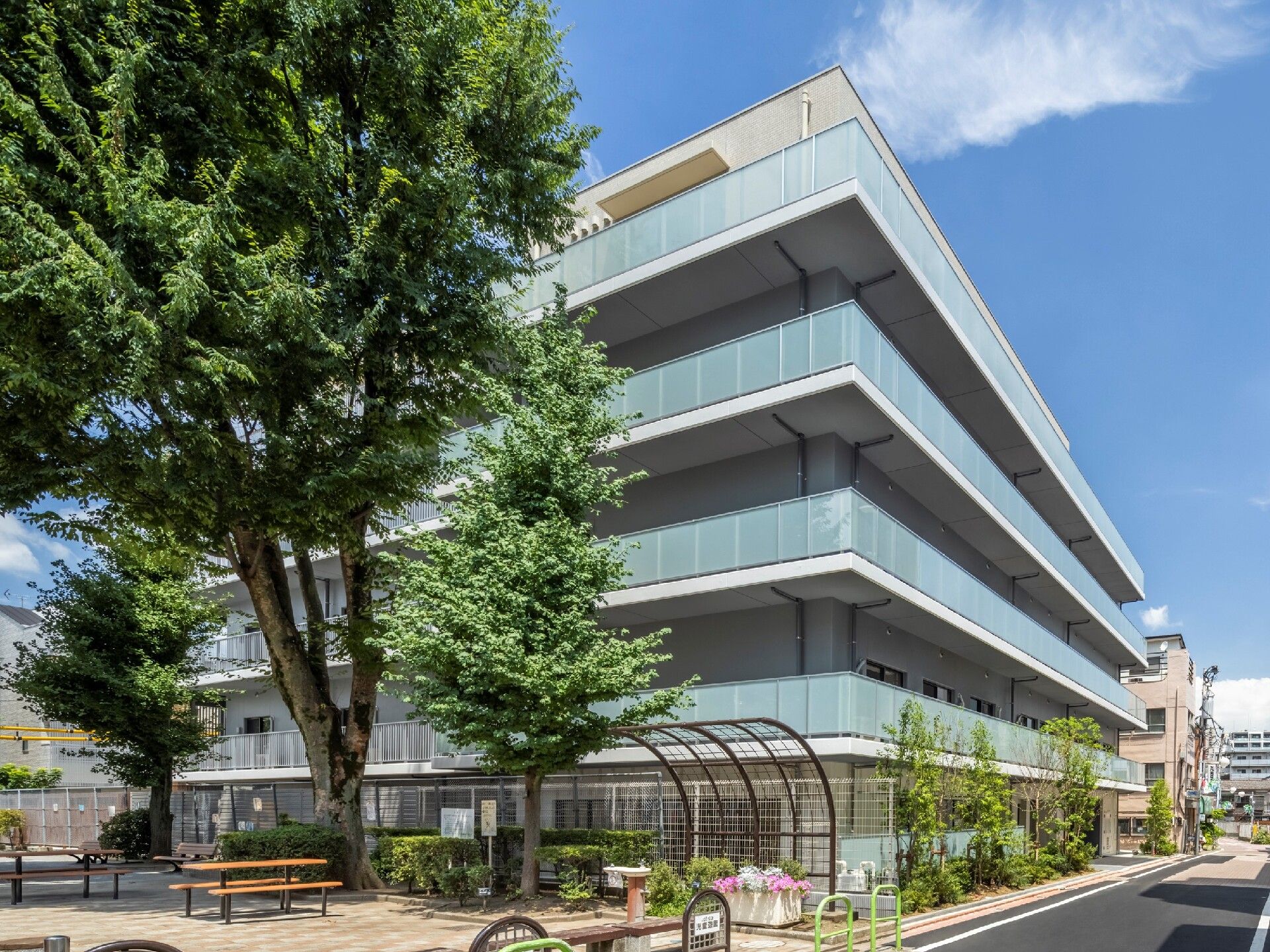 緑生い茂る自然を感じられる場所にそびえ立つ建物