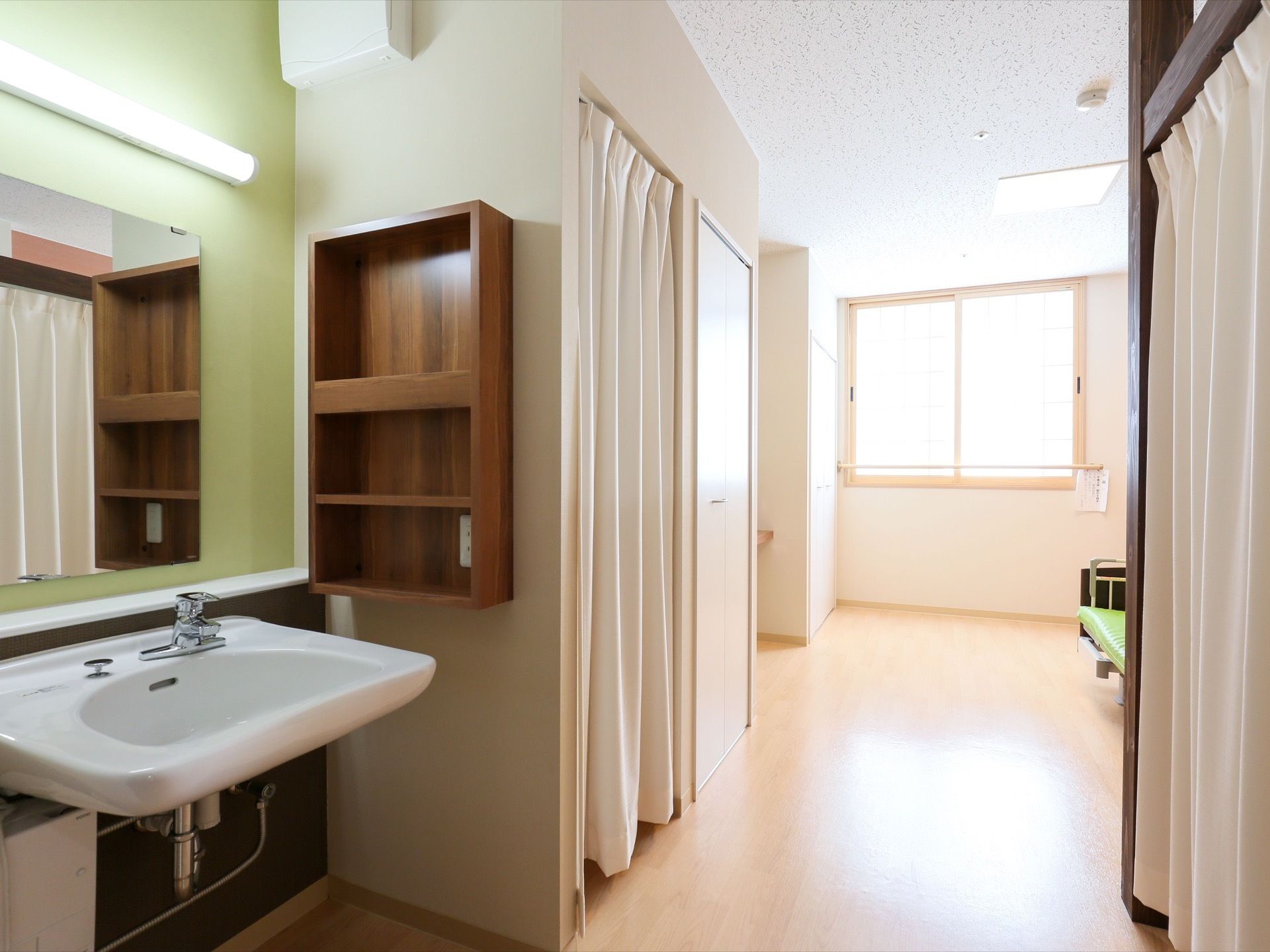 居室は個室になっているので他の人を目を気にすることなく、快適に生活ができる。ベッドが設置されていて日当たりも良い。
