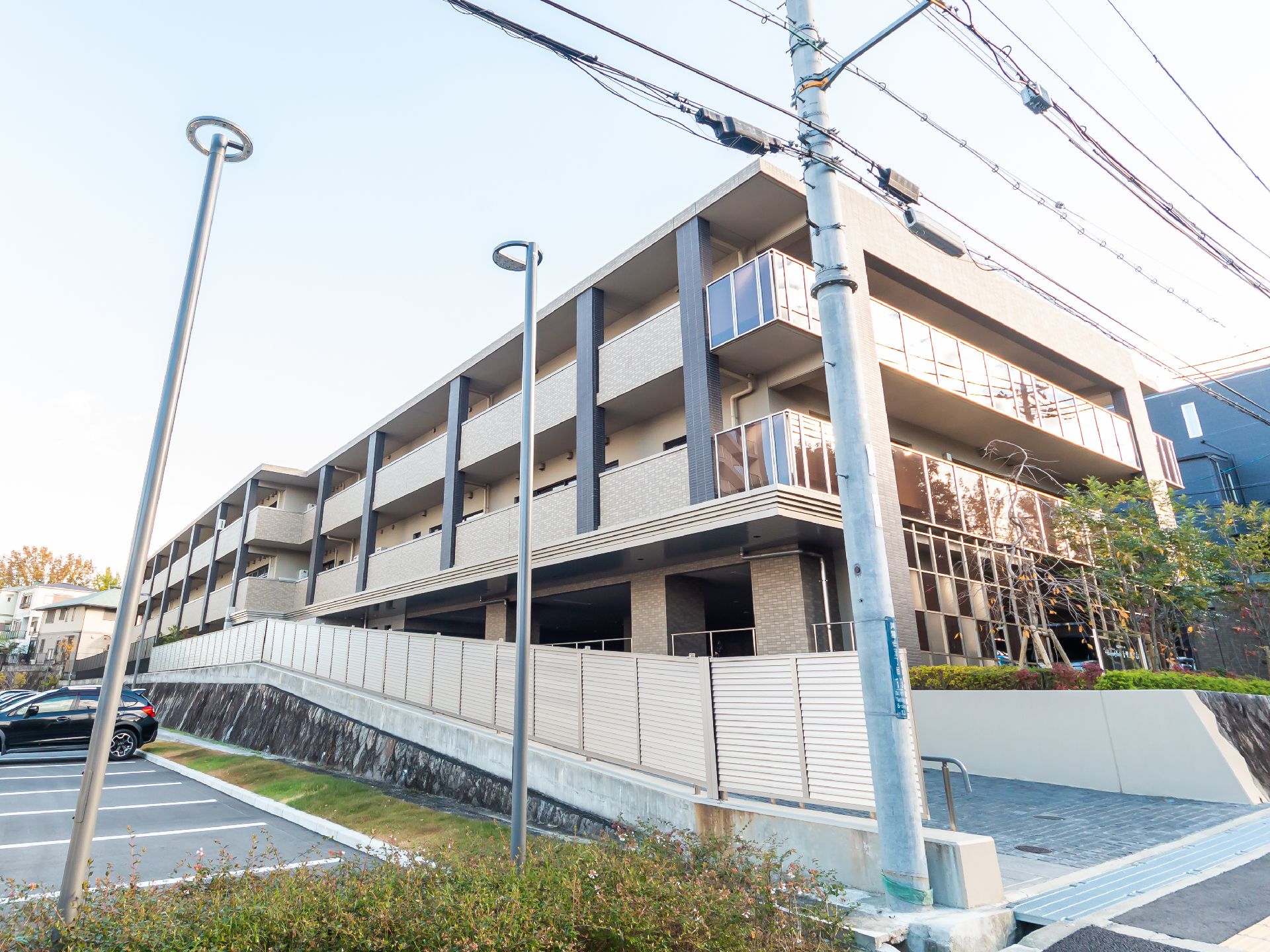 ３階建てであり、駐車場が近隣にある介護施設の外観