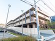 ３階建てであり、駐車場が近隣にある介護施設の外観