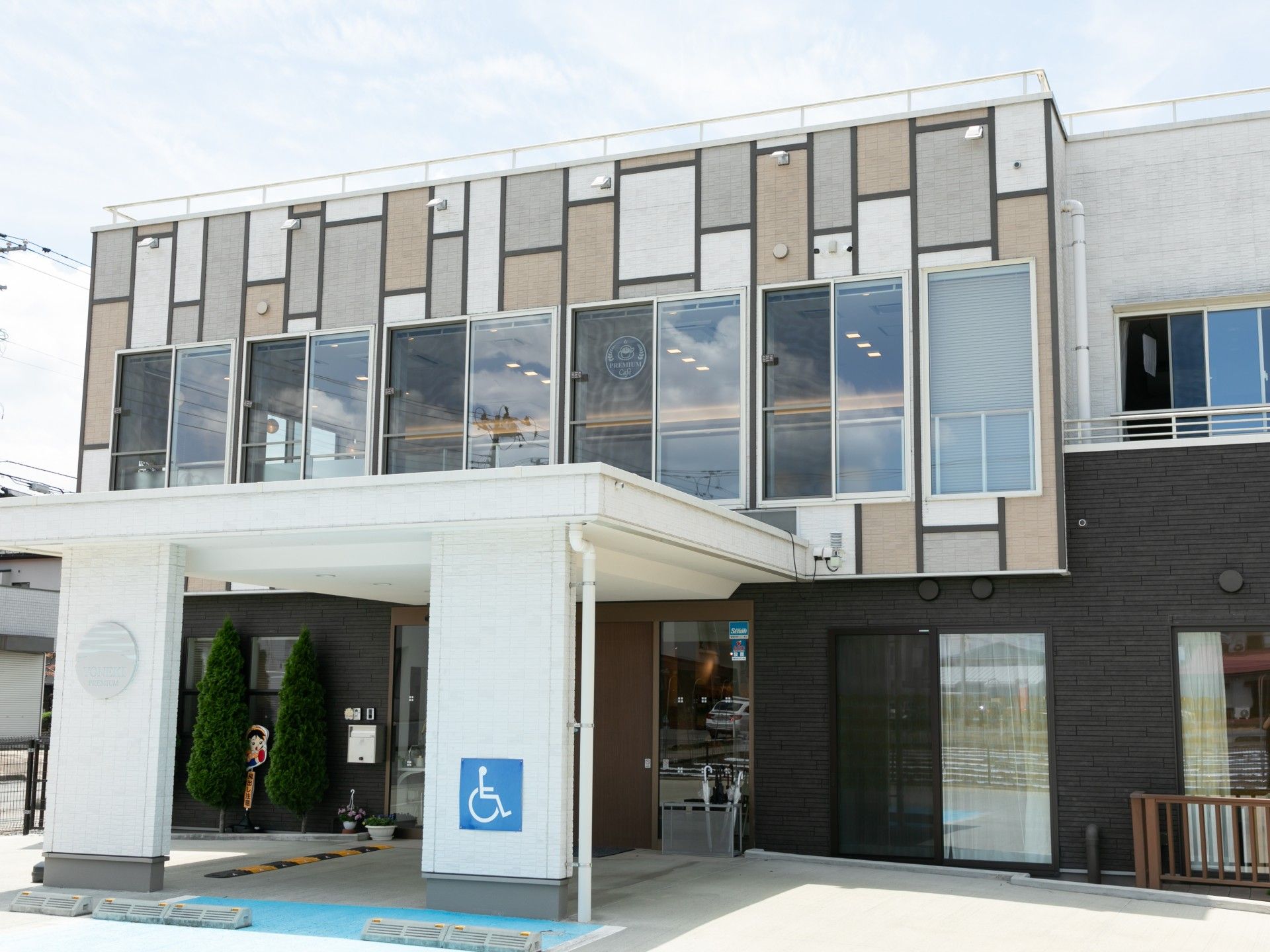 モダンな建物のエントランス
