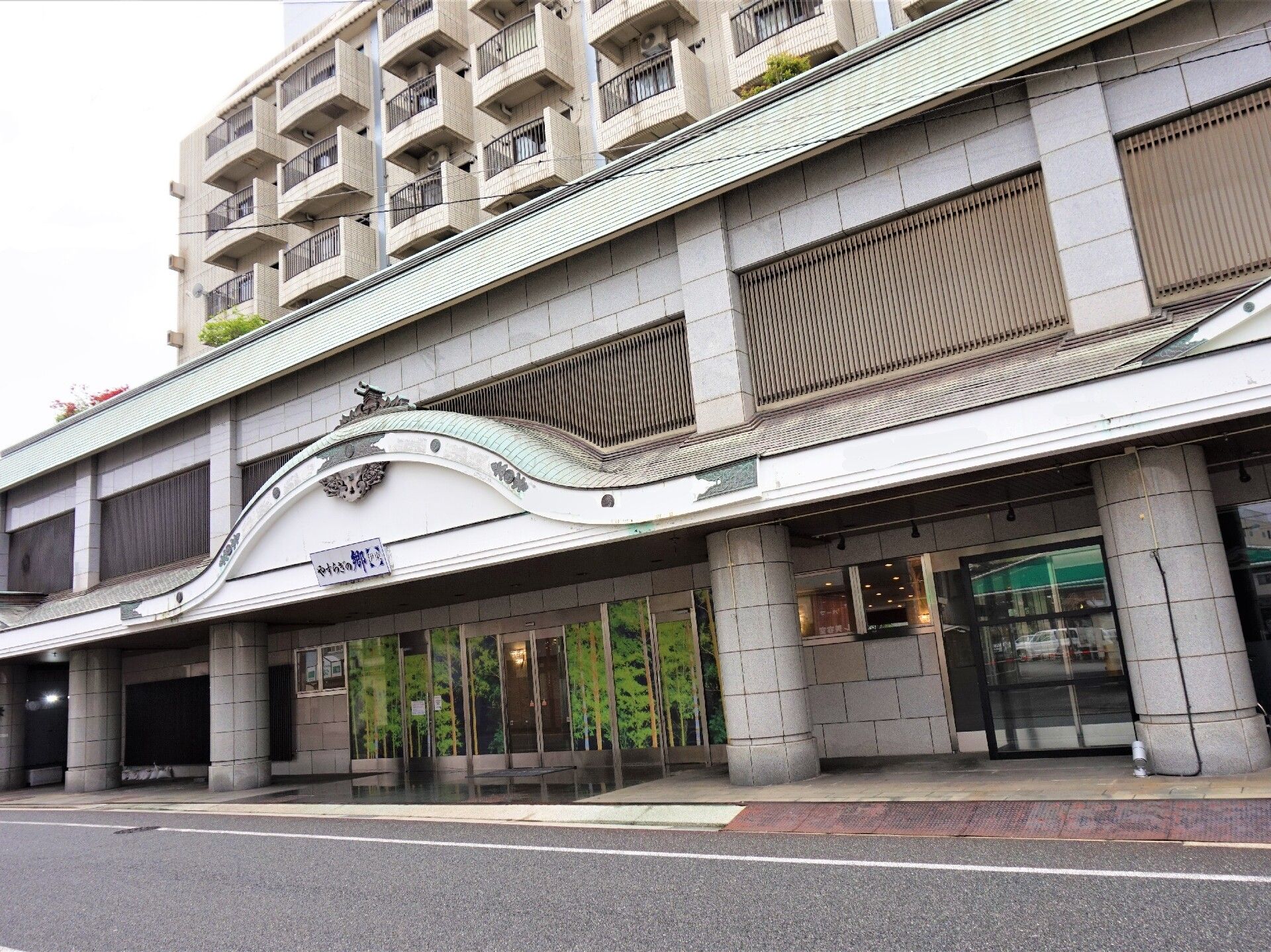 施設はブラウン色が基調の外壁になっている。玄関の前には広い屋根の付いたスペースがあり、雨の日も濡れずに出入りすることができる。