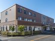 落ち着いた外観の建物