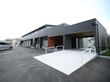 黒色を基調とした一部２階建ての施設である。玄関には、敷地面からゆるやかな勾配でつながっている車寄せがある。