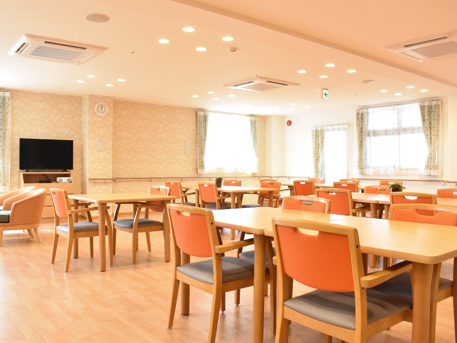 食堂は日当たりが良く、のんびりと過ごすことができる。手すりが備わっている。テレビとラジカセがあり、レクリエーションを行うことができる。