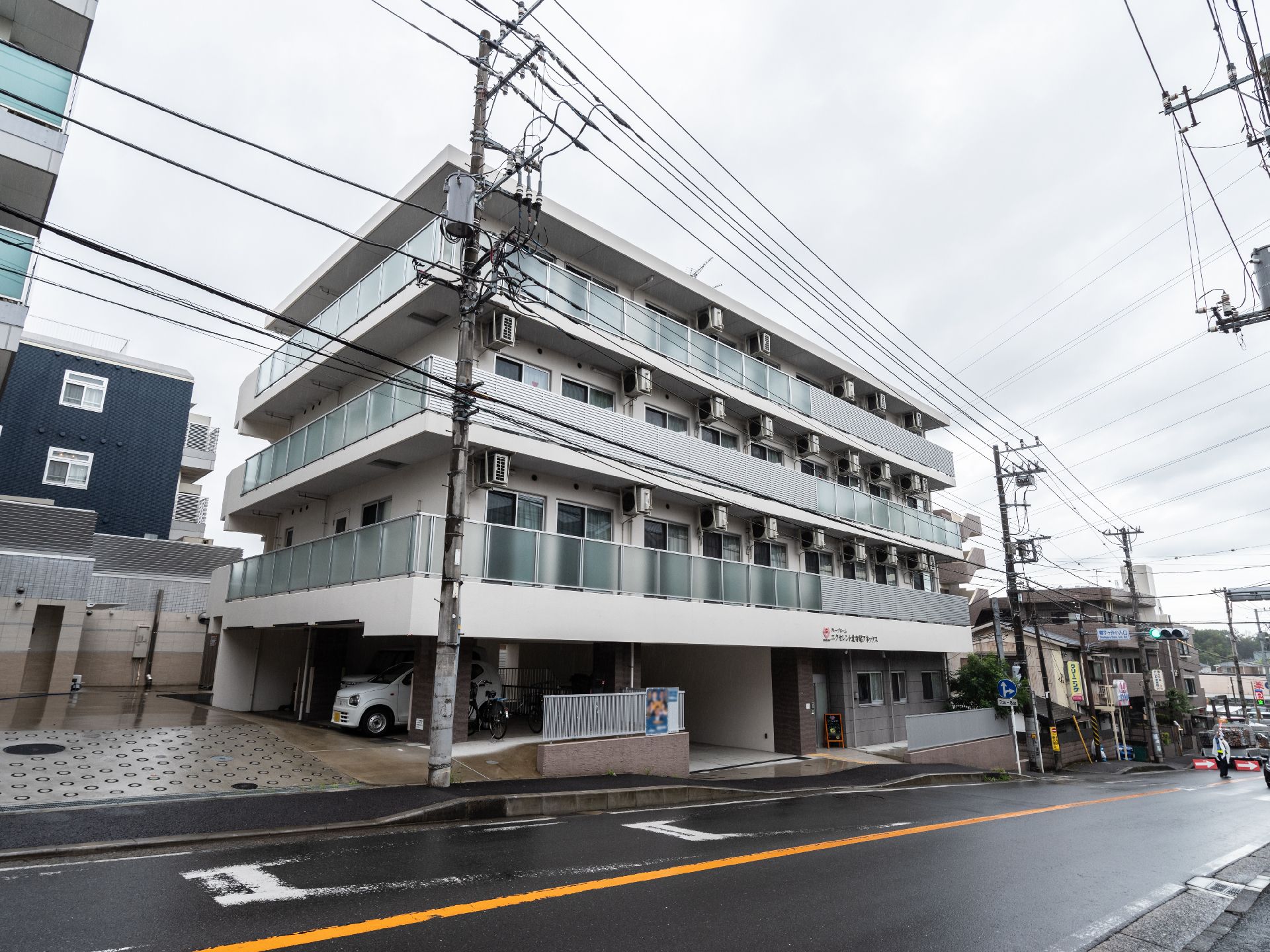 マンション風の4階建ての施設