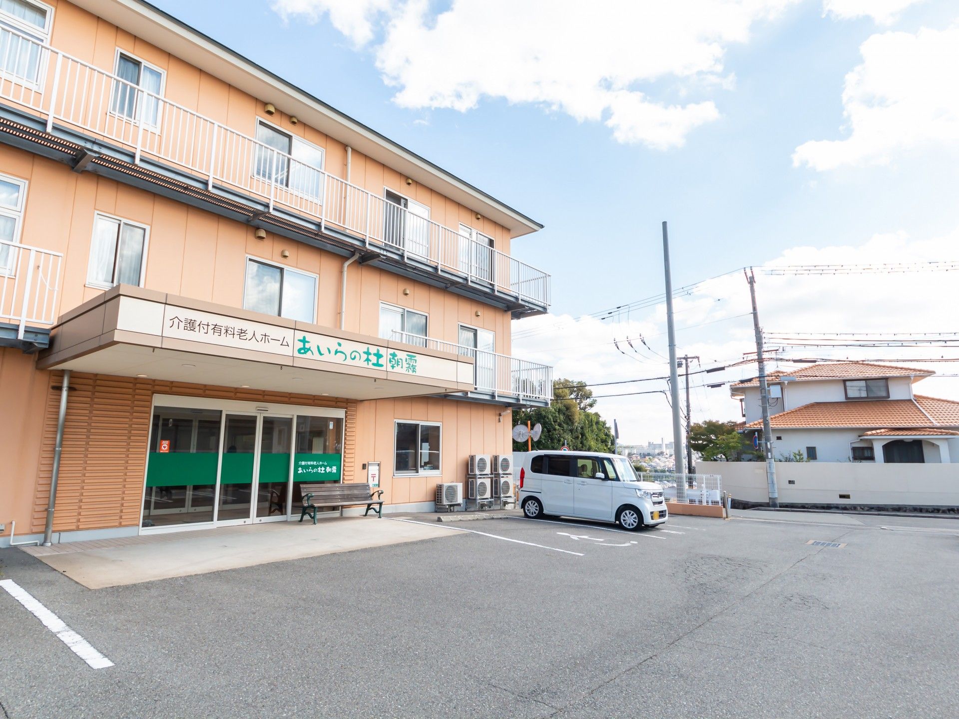 ゆったりとした入口の建物