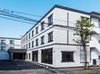 白い壁の3階建て建物
