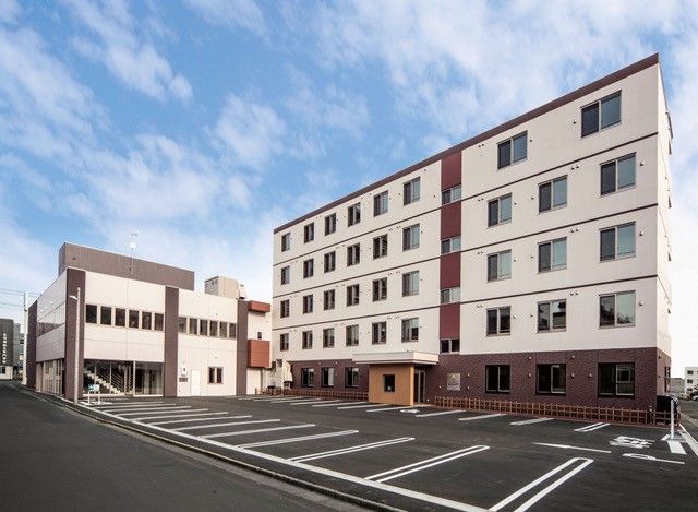 広い駐車場の建物外観