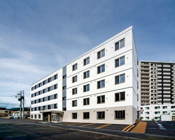 白い外壁の建物