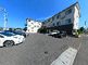 広々とした駐車場の風景