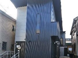 高齢者夫妻が公園を散歩している様子。後ろが豊かな自然に囲まれているのがわかる写真