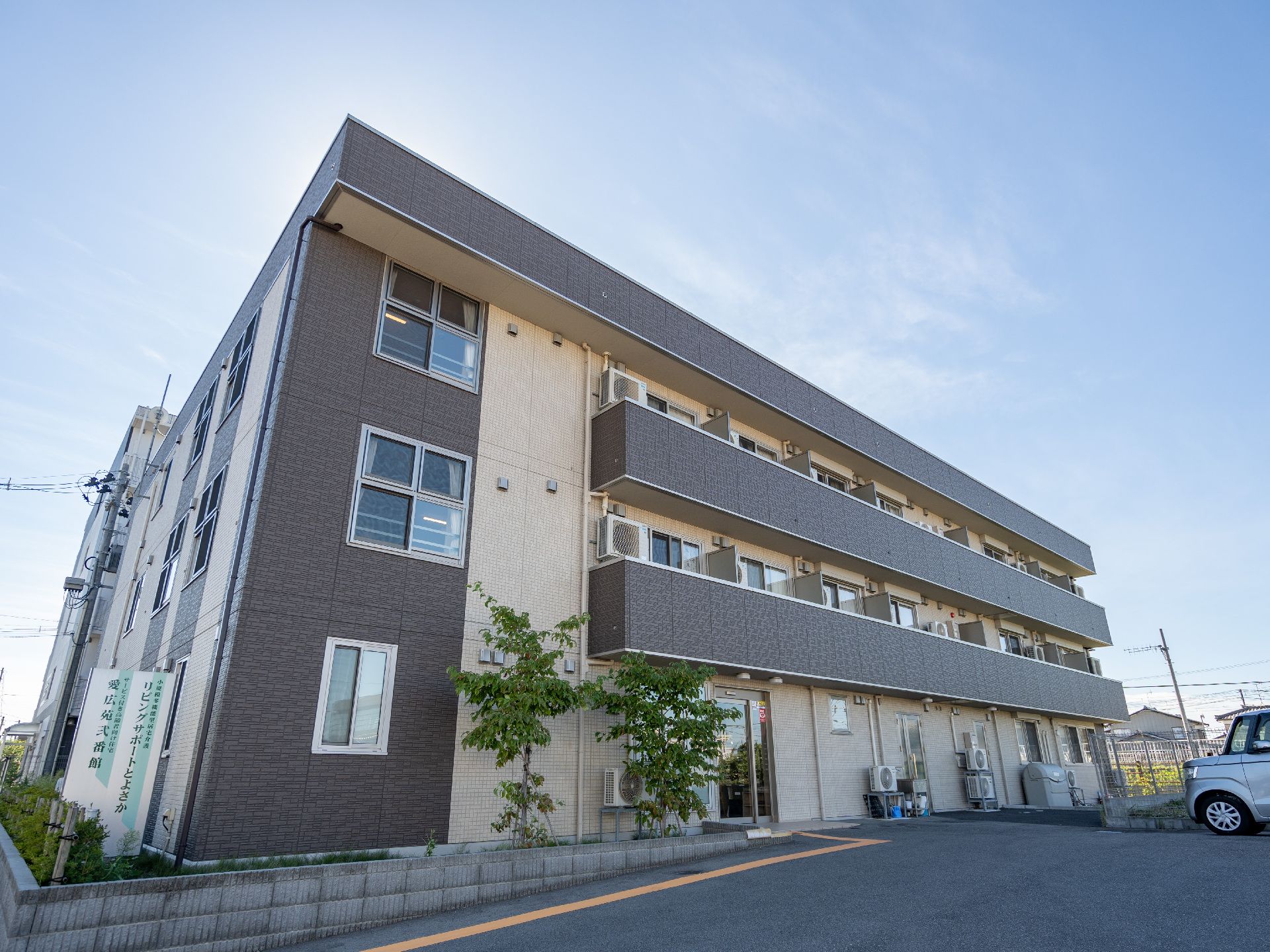 広々とした駐車場のある、広い介護施設