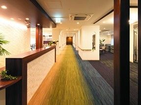 濃い色合いが落ち着きを感じさせる施設の共有スペースの様子