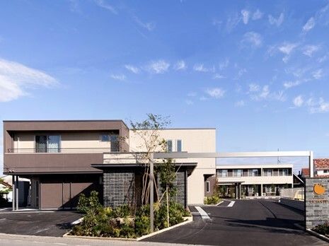 モダンなデザインと色合いが特徴的な施設の外観。メゾンらサンテの外観写真